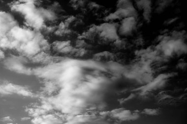 Yağmurdan önceki gökyüzü, bulutlu dramatik gökyüzü, kara bulutlar arka plan