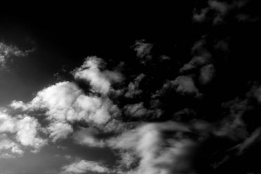 Yağmurdan önceki gökyüzü, bulutlu dramatik gökyüzü, kara bulutlar arka plan