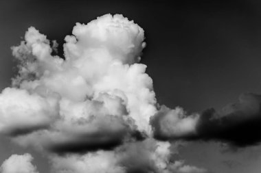 Yağmurdan önceki gökyüzü, bulutlu dramatik gökyüzü, kara bulutlar arka plan