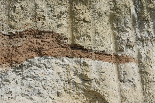 粘土採石場の地下粘土の異なる層のテクスチャ 粘土の壁の背景を閉じて — ストック写真