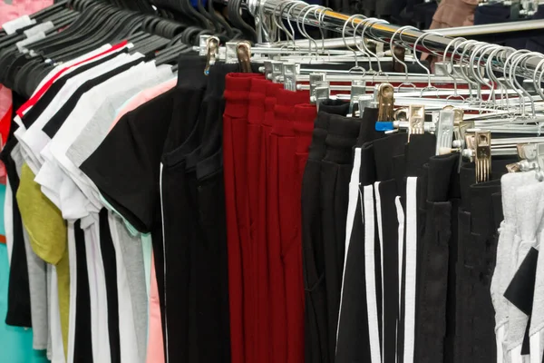 Lothing Butikowe Wnętrze Wnętrza Zamazane Tło Sklep Odzieżowy Odzieżą Zdekoncentrowaną — Zdjęcie stockowe