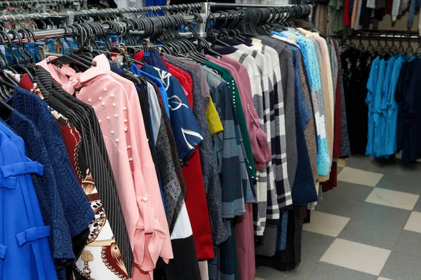 Lothing Boutique Κατάστημα Εσωτερικό Θολό Φόντο Απεσταλμένο Κατάστημα Ρούχων Μόδας — Φωτογραφία Αρχείου
