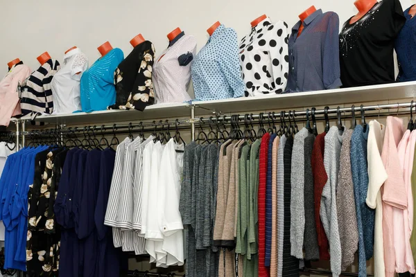 Lothing Butikowe Wnętrze Wnętrza Zamazane Tło Sklep Odzieżowy Odzieżą Zdekoncentrowaną — Zdjęcie stockowe