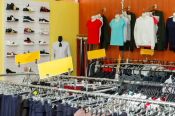 Lothing butik mağazasının içi bulanık arka plan. Odaklanamayan moda mağazası