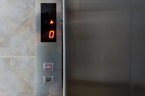 Metalik Asansör Paneli Düğmeli Ekranlı Asansördeki Metal Düğmelerin Içerisi Yakınlığı — Stok fotoğraf
