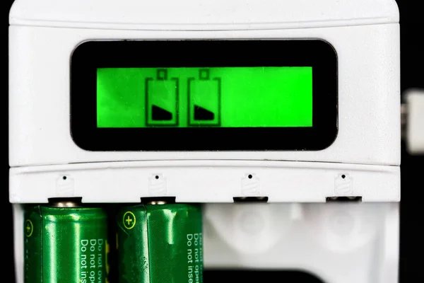 Batteriladdningsprocess Grön Skärm Med Batteriindikator Batteriladdare Närbild — Stockfoto