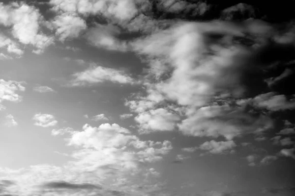 雨の前の空 曇り空 暗い雲のテクスチャの背景 — ストック写真