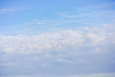 Güzel bulutlu mavi gökyüzü arkaplan desenli