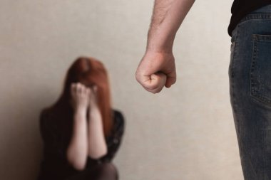Aile içi şiddet. Aile içi şiddetten korkan bir kadın. Bir adam karısını döver. sosyal mesele