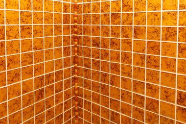 Sarı duvarlı mozaik arka plan dokusu. banyo içi