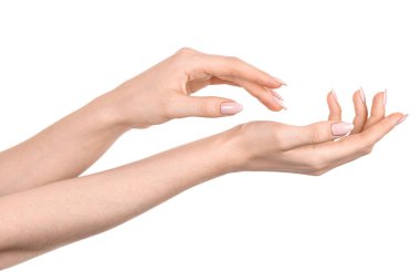 Beyaz arka planda, beyaz tenli bir kadın el hareketi bir şey tutar ya da alır, verir. Kadın elleri farklı jestler gösteriyor.