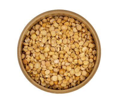 Tahta bir tabakta çiğ sarı bezelyeler (kase) beyaz arka planda izole edilmiş, tepeden aşağı görünüm