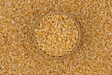 Bezelye desenli ahşap bir tabakta çiğ sarı bezelye.