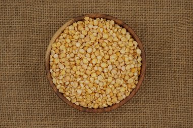 Çuval bezi desenli arka planda ham sarı ayrık tabak