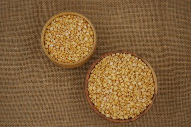 Çuval bezi desenli arka planda ham sarı ayrık tabak