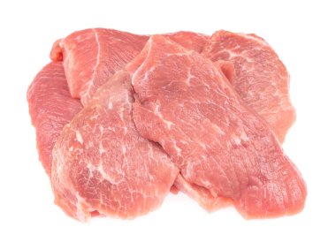 Beyaz arka planda izole edilmiş çiğ domuz eti. Şnitzel. Biftek. Et filetosu.