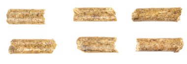 Kolaj tahtası topakları izole edilmiş beyaz arka plan. Doğal ahşap topaklar. organik biyoyakıt dokusu. Talaş tozundan alternatif biyoyakıt. Kedi kumu. Sıkıştırılmış ahşap topakları yığını.