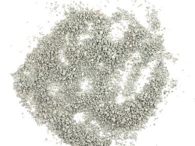 Gri küçük kayaların zemin dokusu izole edilmiş beyaz arkaplan. Siyah küçük yol taşı. Taş çakıl taşları, dikişsiz doku. Ezilmiş granit çakılların koyu arkaplanı, yakın plan. yığılan kil