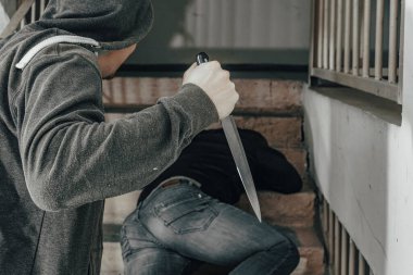 Bıçaklı bir adam sahanlıkta bir adamı öldürmeye çalışıyor. Şiddet ve cinayet konuları. Hırsız, katil, tecavüzcü, manyak, hırsız