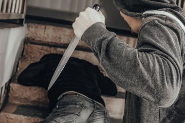 Bıçaklı bir adam sahanlıkta bir adamı öldürmeye çalışıyor. Şiddet ve cinayet konuları. Hırsız, katil, tecavüzcü, manyak, hırsız