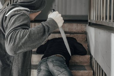 Bıçaklı bir adam sahanlıkta bir adamı öldürmeye çalışıyor. Şiddet ve cinayet konuları. Hırsız, katil, tecavüzcü, manyak, hırsız