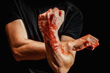 Siyah arka plandaki kanda çeşitli jestler gösteren erkek elleri. Kırık yumruklar kanda