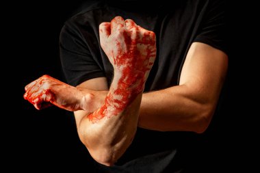 Siyah arka plandaki kanda çeşitli jestler gösteren erkek elleri. Kırık yumruklar kanda