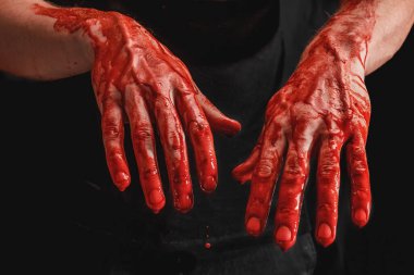 Siyah arka plandaki kanda çeşitli jestler gösteren erkek elleri. Dua eden eller ve katlanmış avuçlar.