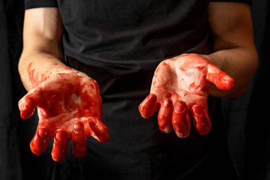 Siyah arka plandaki kanda çeşitli jestler gösteren erkek elleri. Dua eden eller ve katlanmış avuçlar.