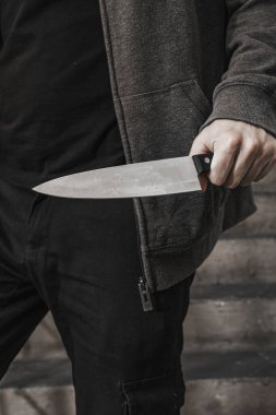 İskelede bıçaklı bir adam var. Katil saldırıdan önce bıçağı kapatıyormuş. Şiddet ve cinayet konuları. Hırsız, tecavüzcü, manyak