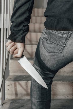 İskelede bıçaklı bir adam var. Katil saldırıdan önce bıçağı kapatıyormuş. Şiddet ve cinayet konuları. Hırsız, tecavüzcü, manyak