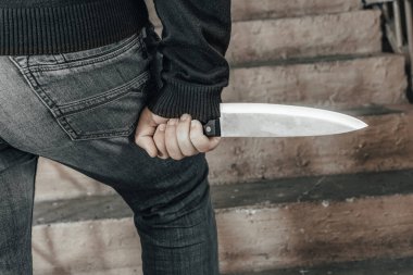İskelede bıçaklı bir adam var. Katil saldırıdan önce bıçağı kapatıyormuş. Şiddet ve cinayet konuları. Hırsız, tecavüzcü, manyak