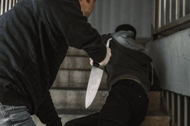 İskelede bıçaklı bir adam var. Şiddet ve cinayet konuları. Hırsız, katil, tecavüzcü, manyak