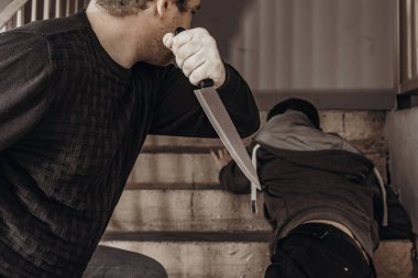 İskelede bıçaklı bir adam var. Şiddet ve cinayet konuları. Hırsız, katil, tecavüzcü, manyak