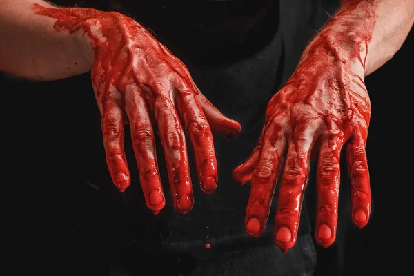 Siyah arka plandaki kanda çeşitli jestler gösteren erkek elleri. Dua eden eller ve katlanmış avuçlar.