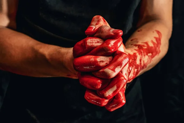男性的手在黑色背景的血液中表现出各种姿势 手拿着祈祷的手势和折叠的手掌 — 图库照片