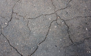 Eski hasarlı asfalt arkaplan dokusunda çatlak