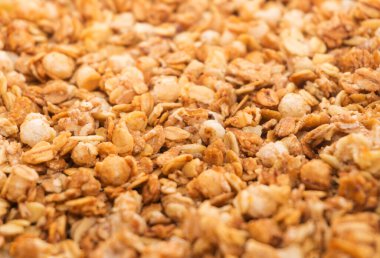 Fırınlanmış sarı müsli arka plan, mısır gevreği dokusu yakın çekim