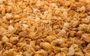 Fırınlanmış sarı müsli arka plan, mısır gevreği dokusu yakın çekim