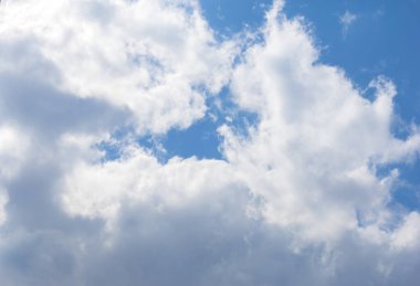Mavi gökyüzünde güzel sirrus bulutları, gün boyunca kabarık bulutlar, arka plan dokusu