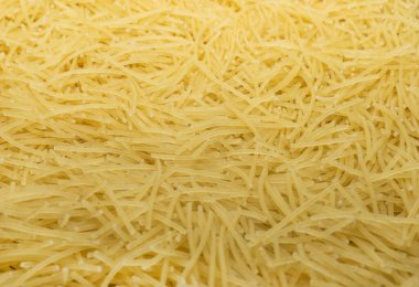 Kuru erişte dokusu, sarı makarna arka plan, küçük makarna vermicelli veya makarna, geleneksel İtalyan yemeği.