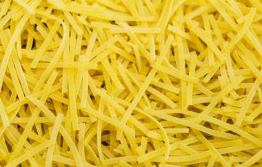 Kuru erişte dokusu, sarı makarna arka plan, küçük makarna vermicelli veya makarna, geleneksel İtalyan yemeği.