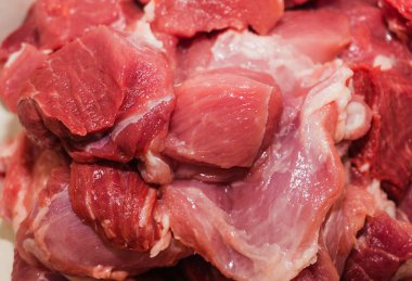 Taze çiğ et dokusu arkaplanı, kırmızı sulu et parçaları yakın plan.