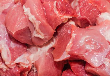 Taze çiğ et dokusu arkaplanı, kırmızı sulu et parçaları yakın plan.