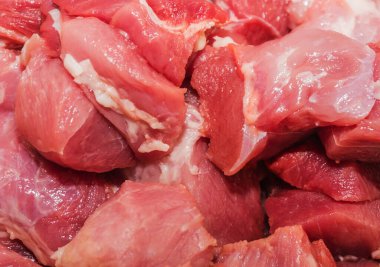 Taze çiğ et dokusu arkaplanı, kırmızı sulu et parçaları yakın plan.