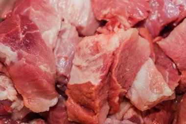 Taze çiğ et dokusu arkaplanı, kırmızı sulu et parçaları yakın plan.