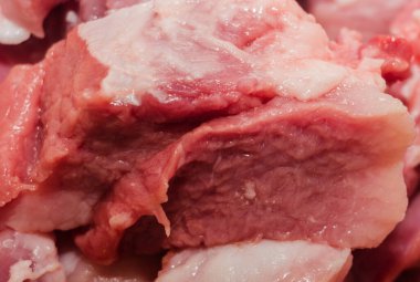 Taze çiğ et dokusu arkaplanı, kırmızı sulu et parçaları yakın plan.