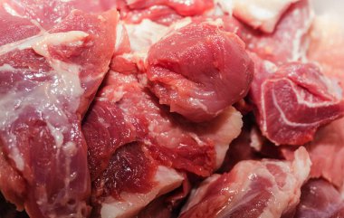 Taze çiğ et dokusu arkaplanı, kırmızı sulu et parçaları yakın plan.