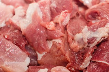Taze çiğ et dokusu arkaplanı, kırmızı sulu et parçaları yakın plan.
