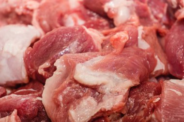 Taze çiğ et dokusu arkaplanı, kırmızı sulu et parçaları yakın plan.